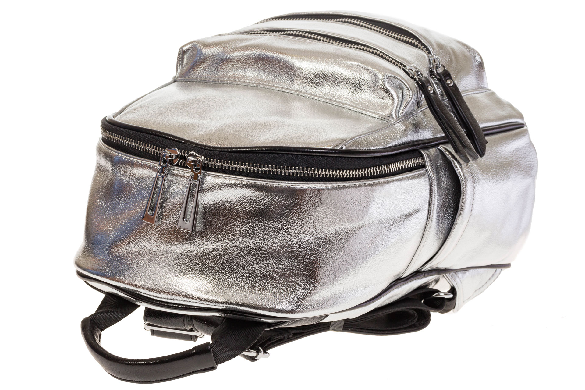 На фото 4 - Серебристый рюкзак с двумя кармашками на молнии