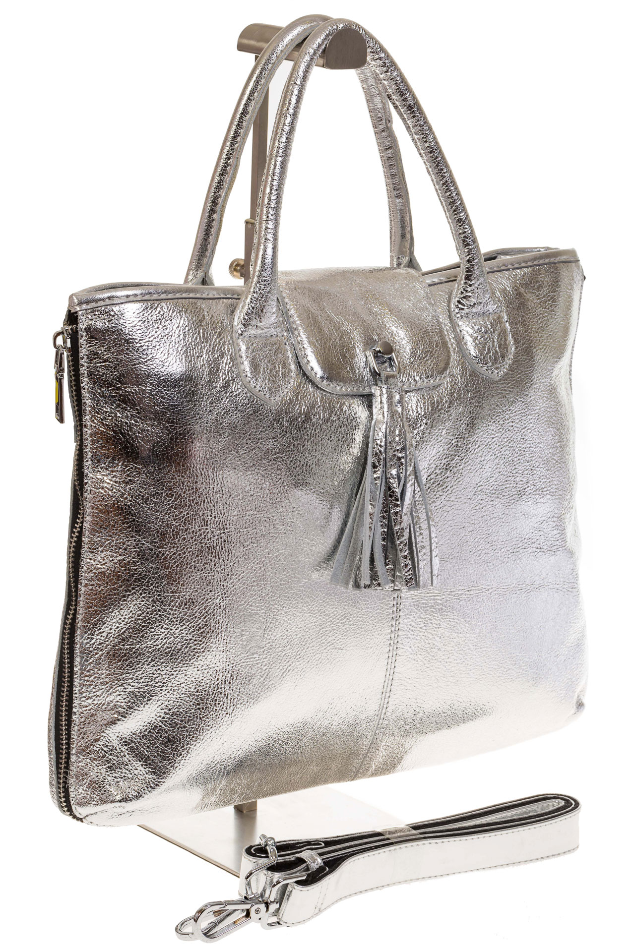 На фото 1 - Серебристая сумка из натуральной кожи с блеском 1105