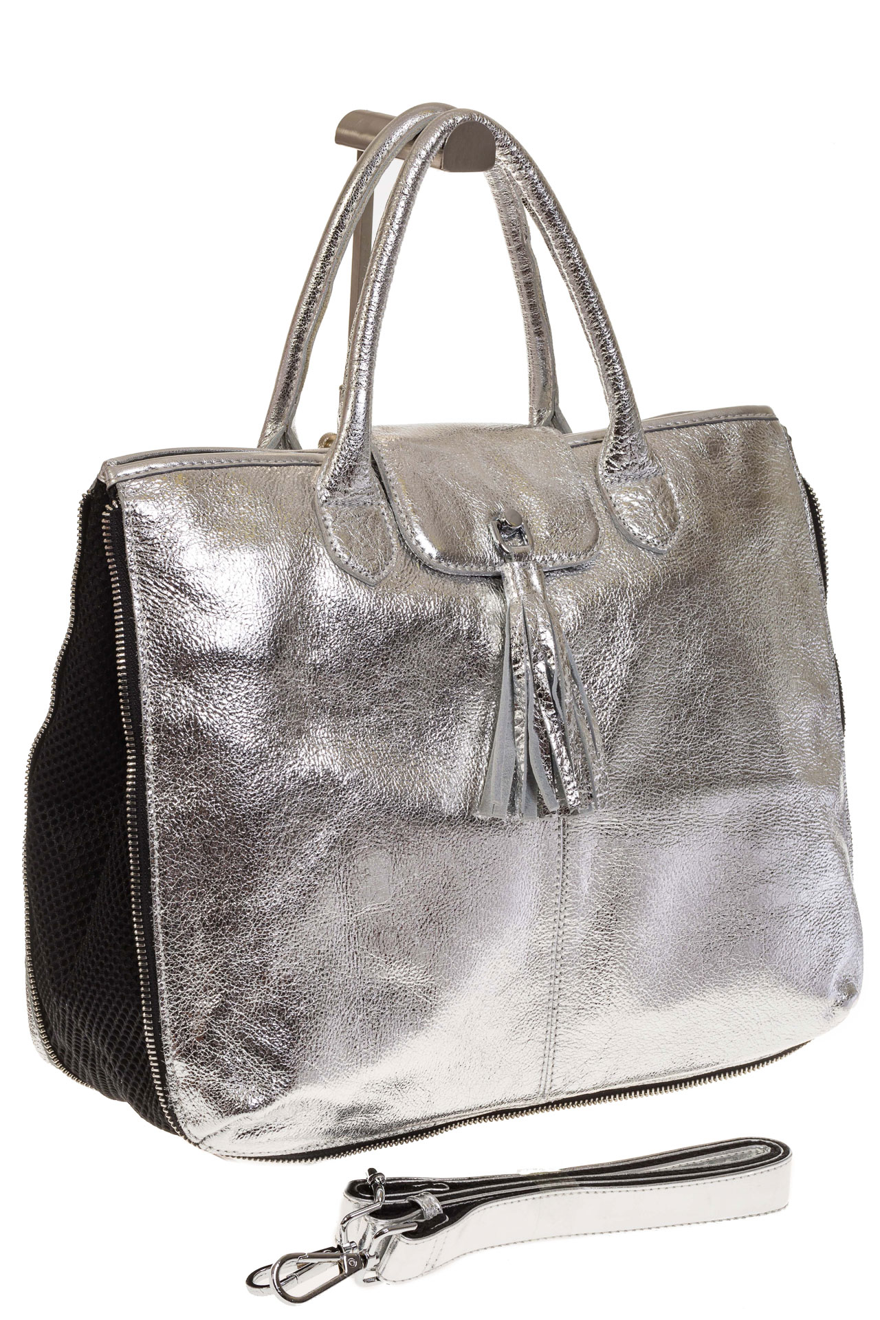 На фото 3 - Серебристая сумка из натуральной кожи с блеском 1105