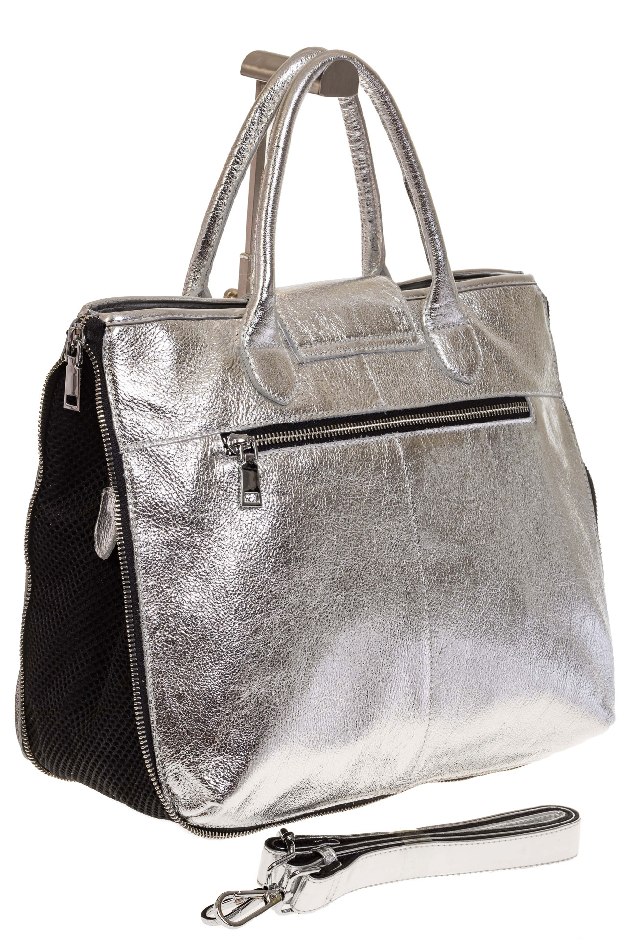 На фото 4 - Серебристая сумка из натуральной кожи с блеском 1105