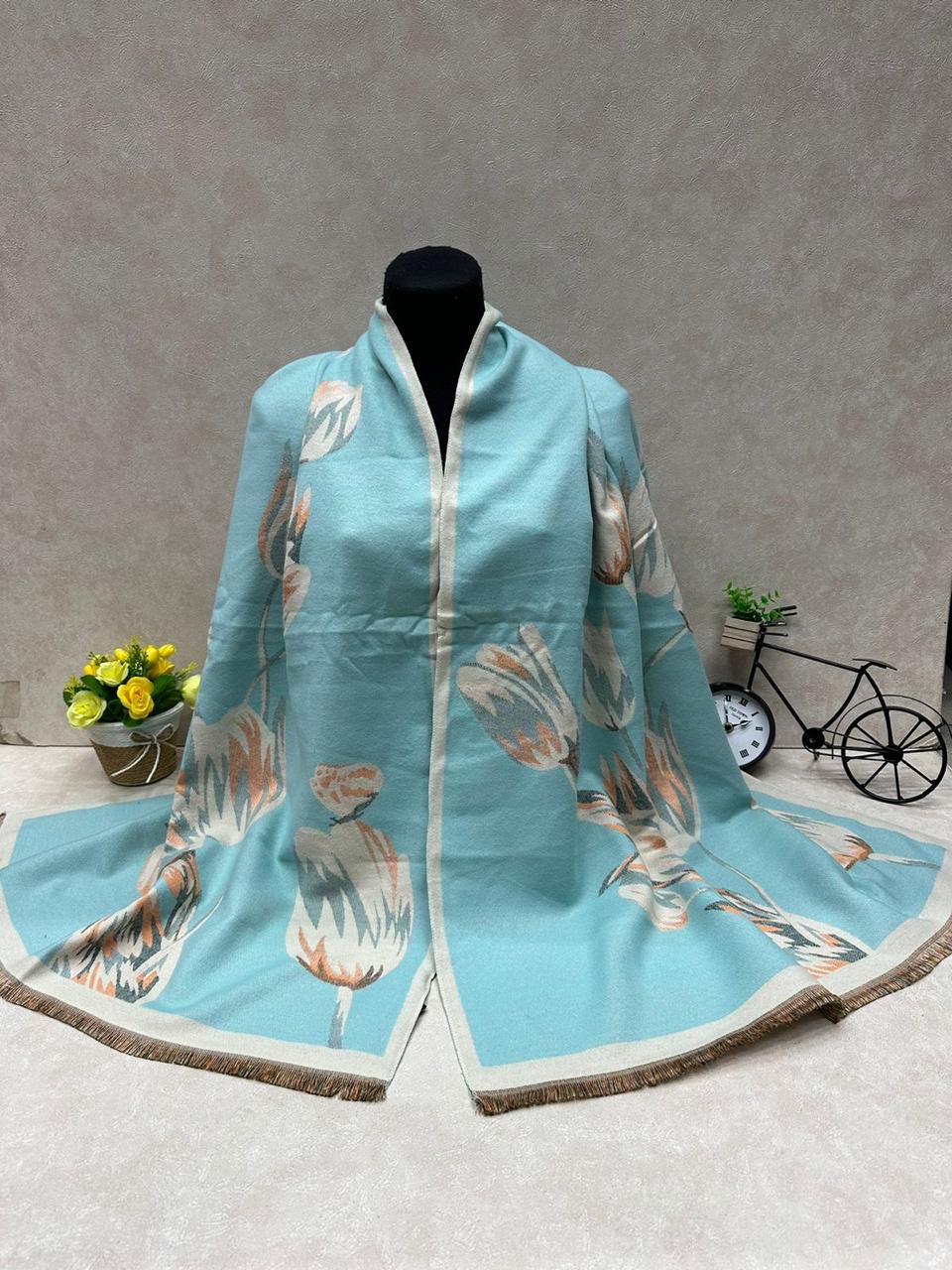 На фото 1 - Мягкий палантин из шерсти мультицвет