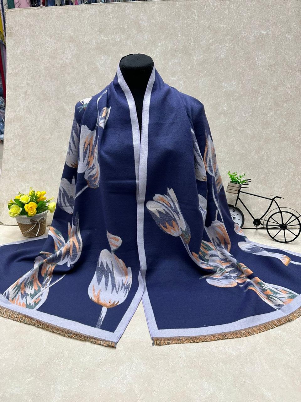 На фото 1 - Мягкий палантин из кашемира мультицвет