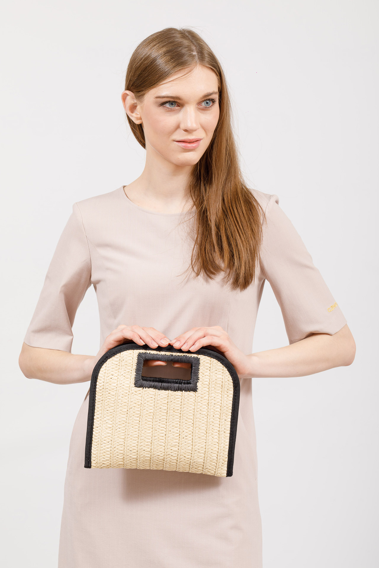 На фото 5 - Женская плетеная сумка-конверт из соломы, цвет бежевый