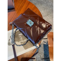 На фото 3 - Женская сумка кросс-боди из натуральной кожи, цвет шоколад