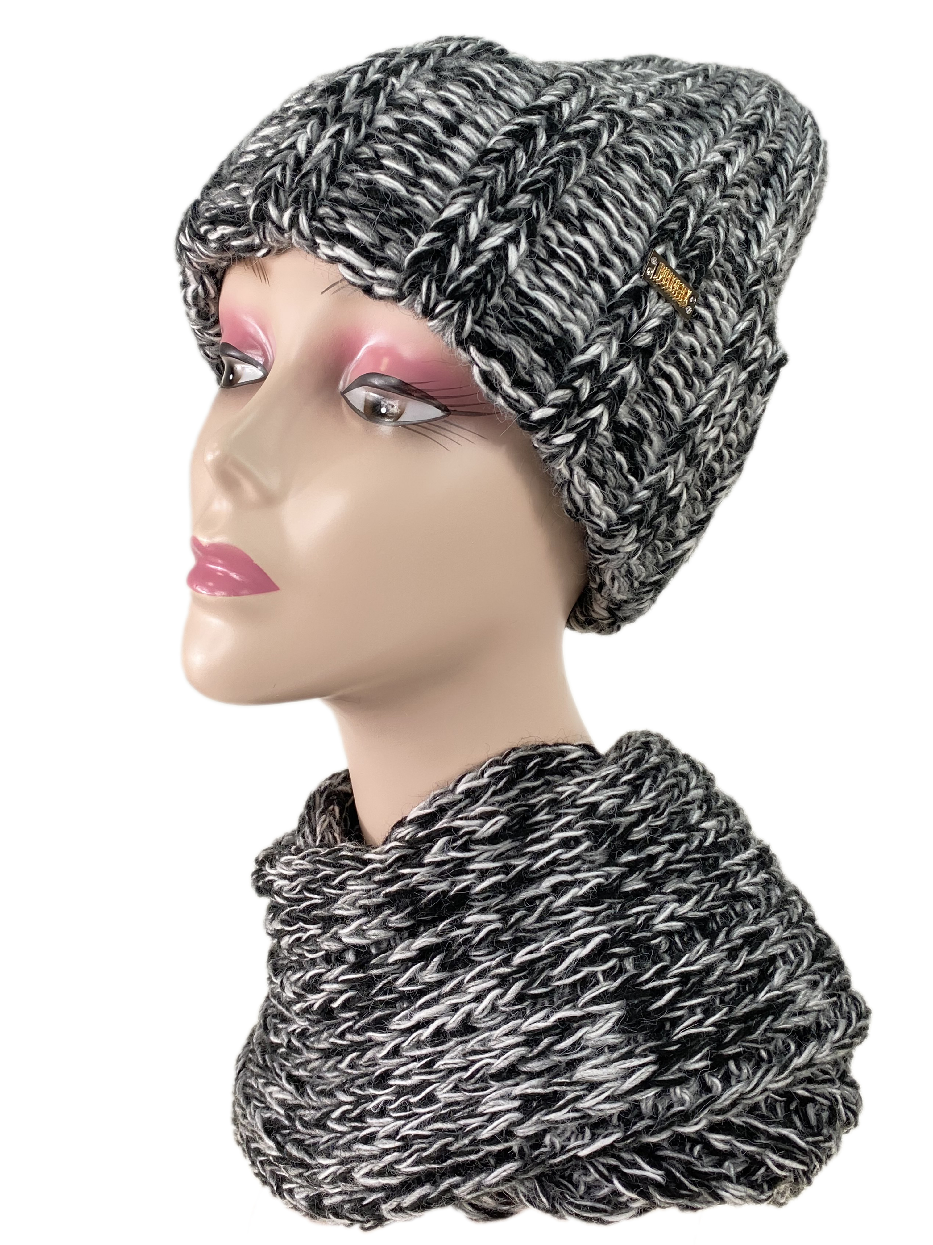 На фото 1 - Комплект шапка женская и снуд, цвет черно-белый
