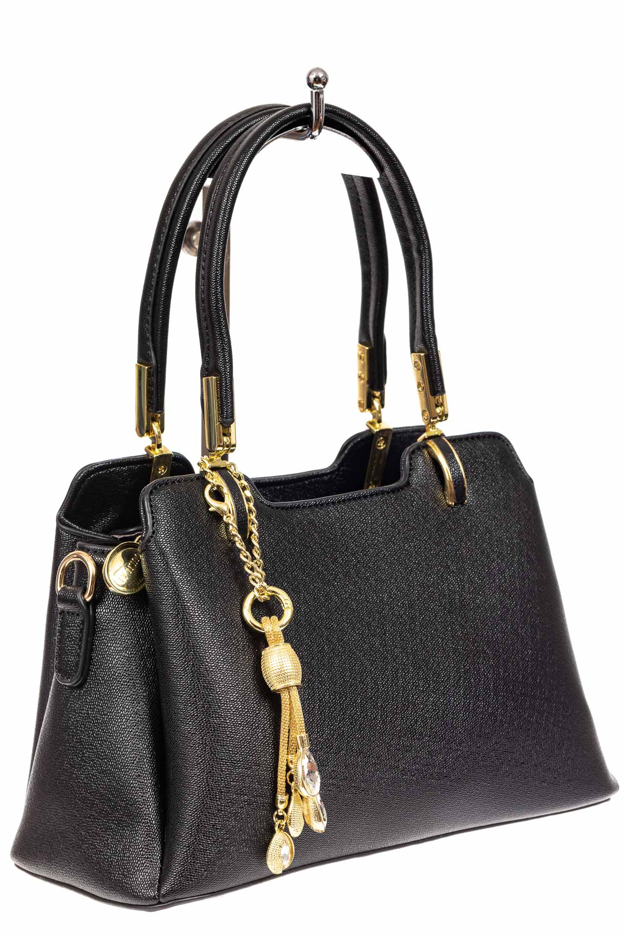 На фото 1 - Женская сумка-трапеция из экокожи с подвеской, цвет черный
