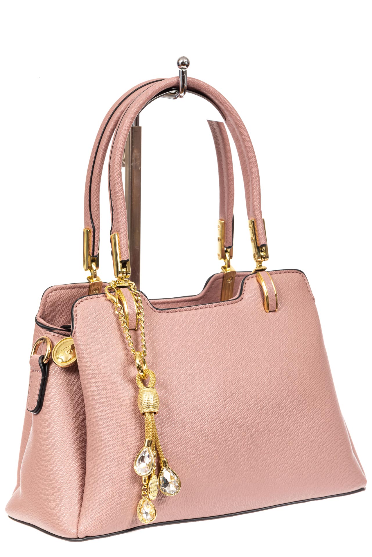 На фото 1 - Женская сумка-трапеция из экокожи с подвеской, цвет розовый