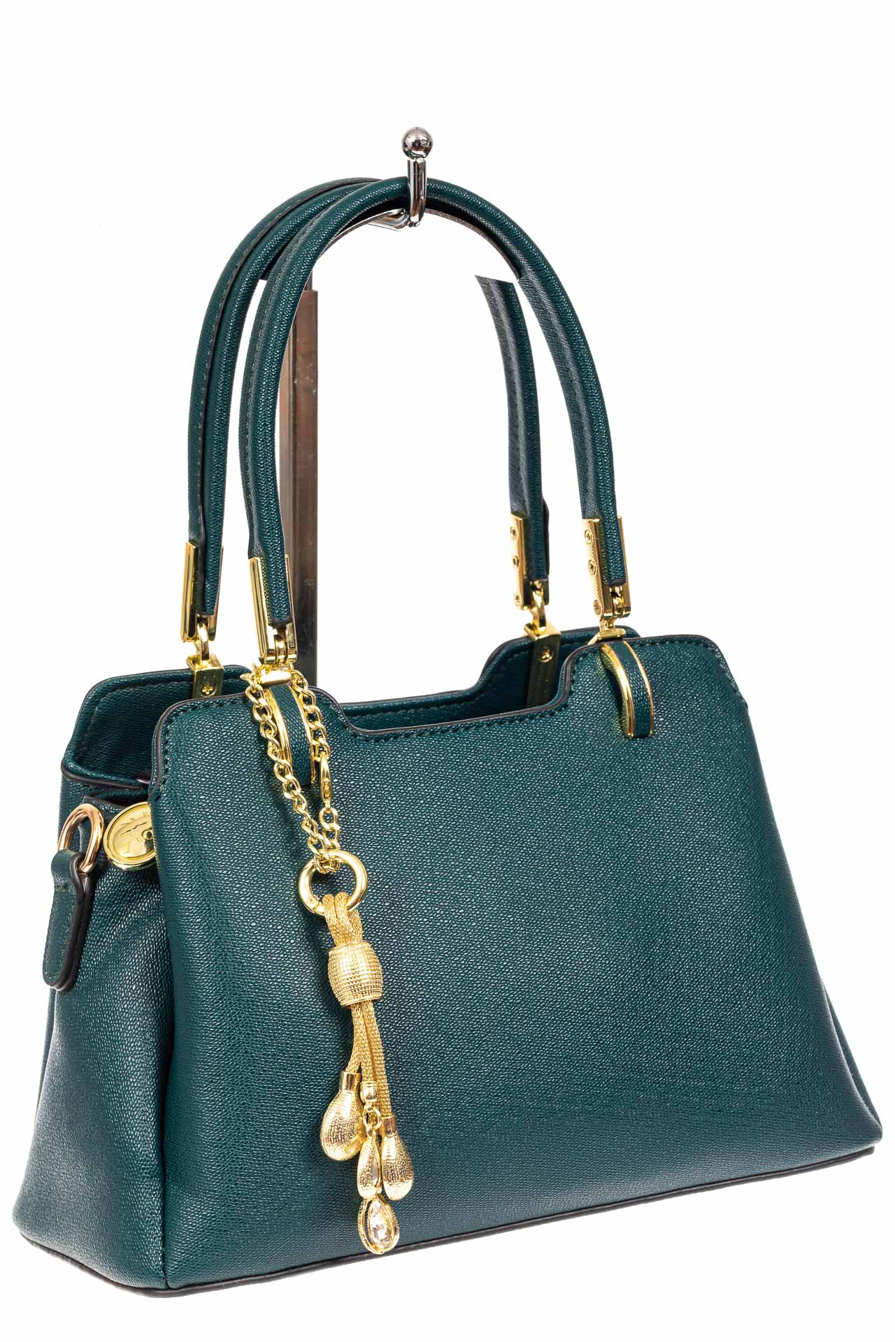 На фото 1 - Женская сумка-трапеция из экокожи с подвеской, цвет сине-зеленый