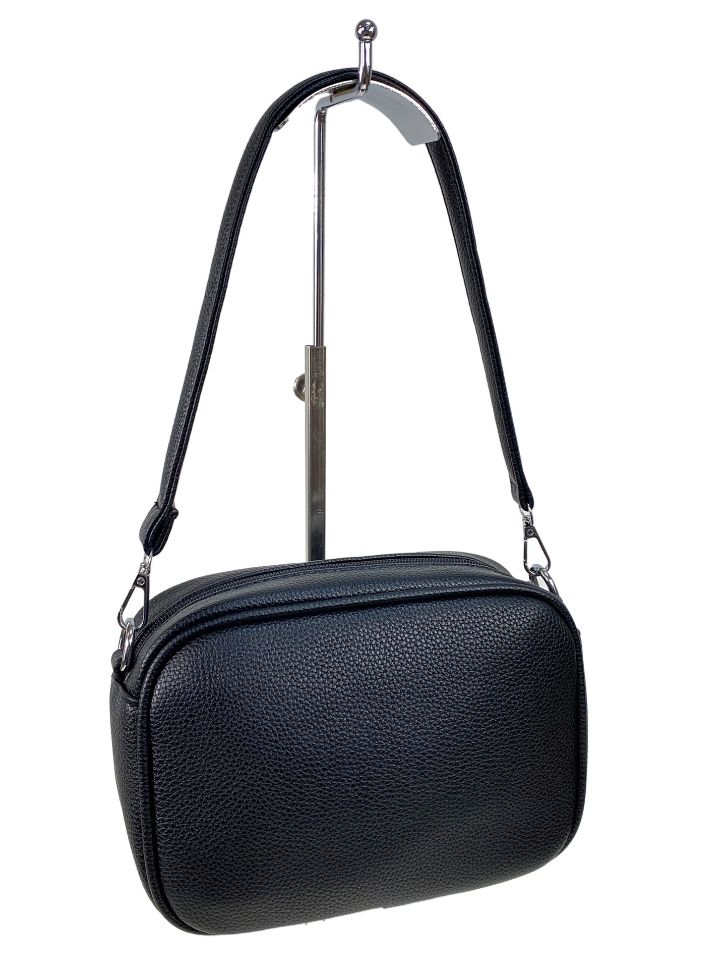 На фото 1 - Женская сумка из искусственной кожи,  цвет черный