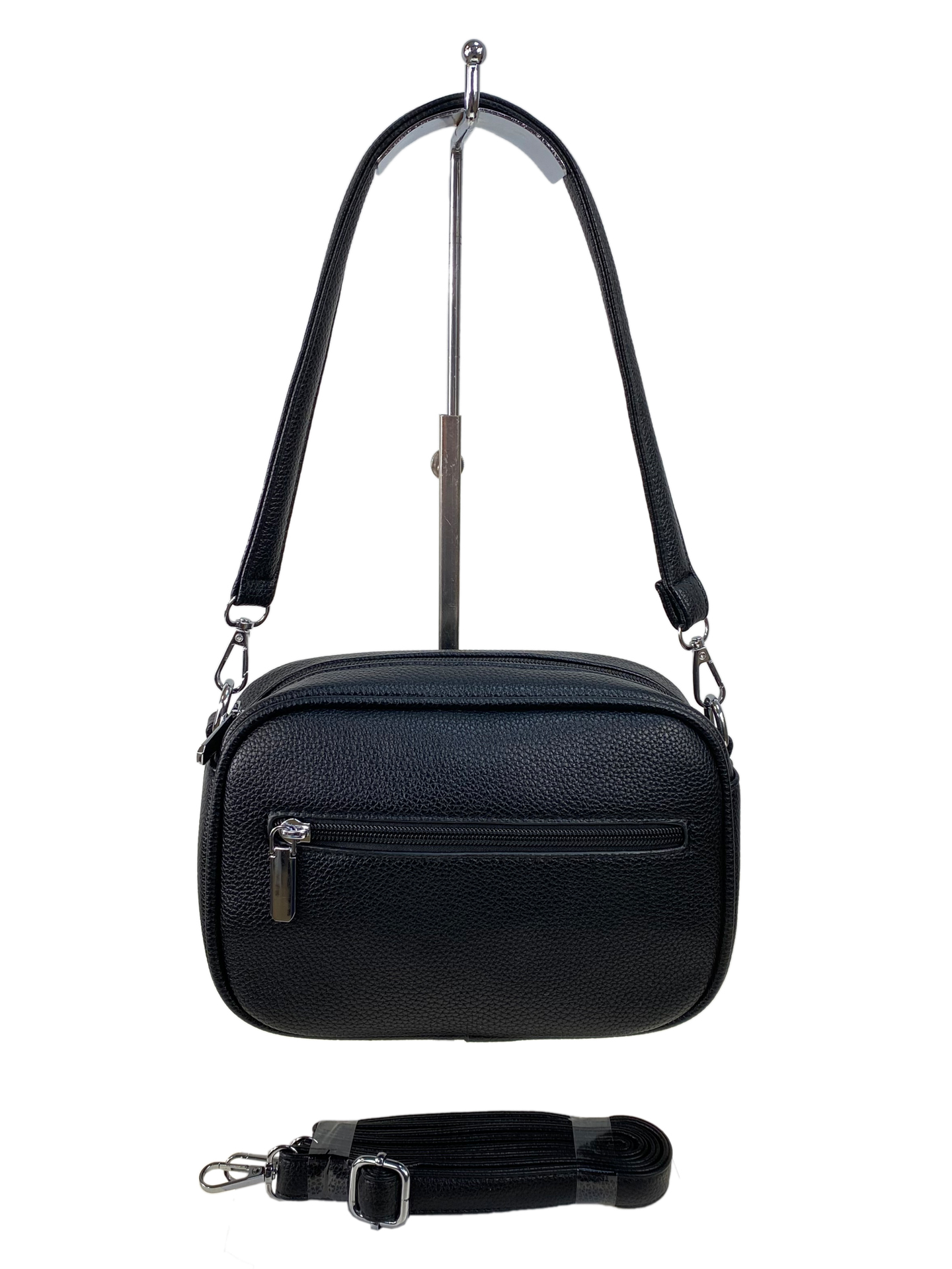 На фото 2 - Женская сумка из искусственной кожи,  цвет черный