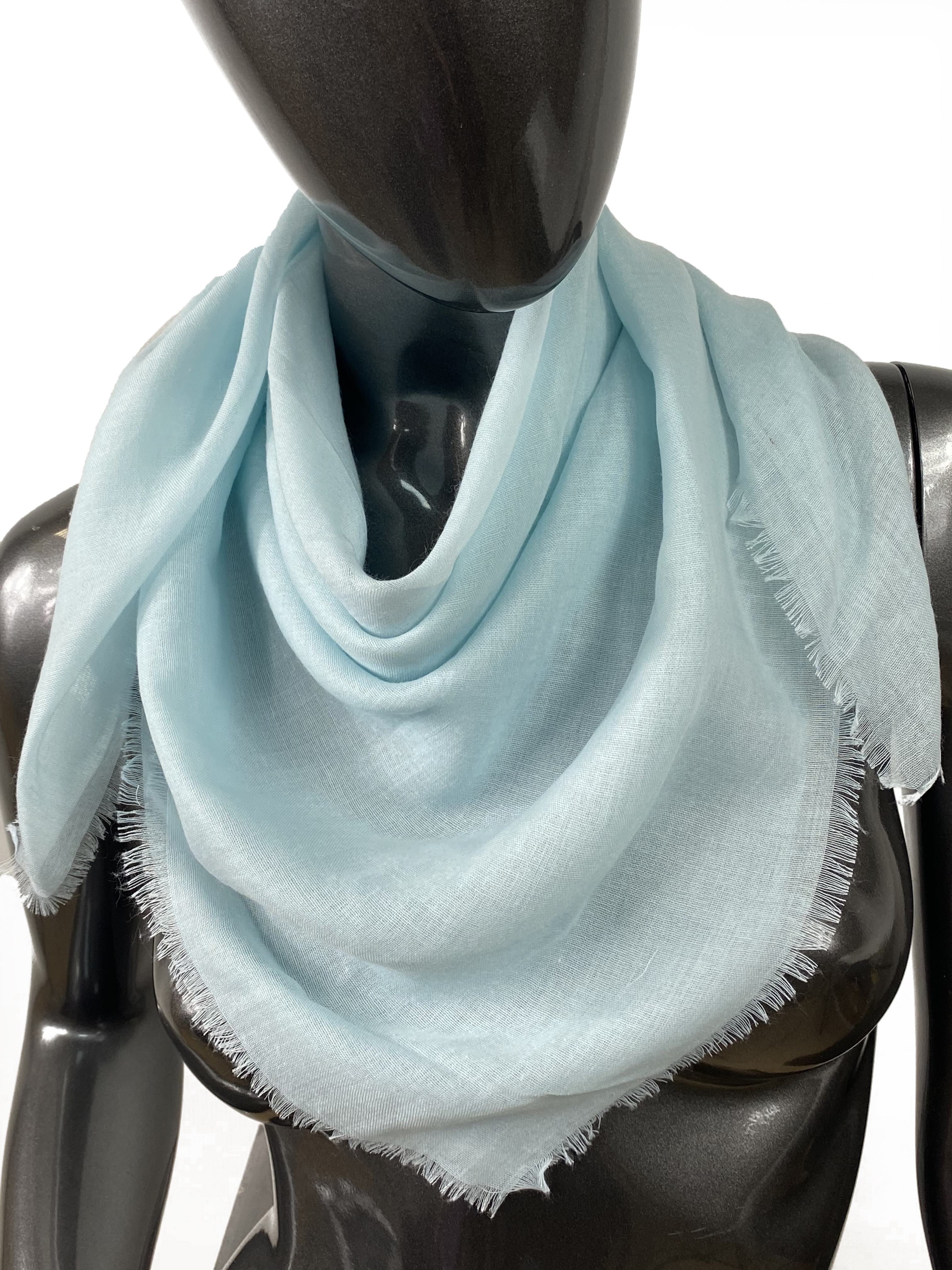 На фото 1 - Легкий однотонный платок-шарф , цвет мультицвет