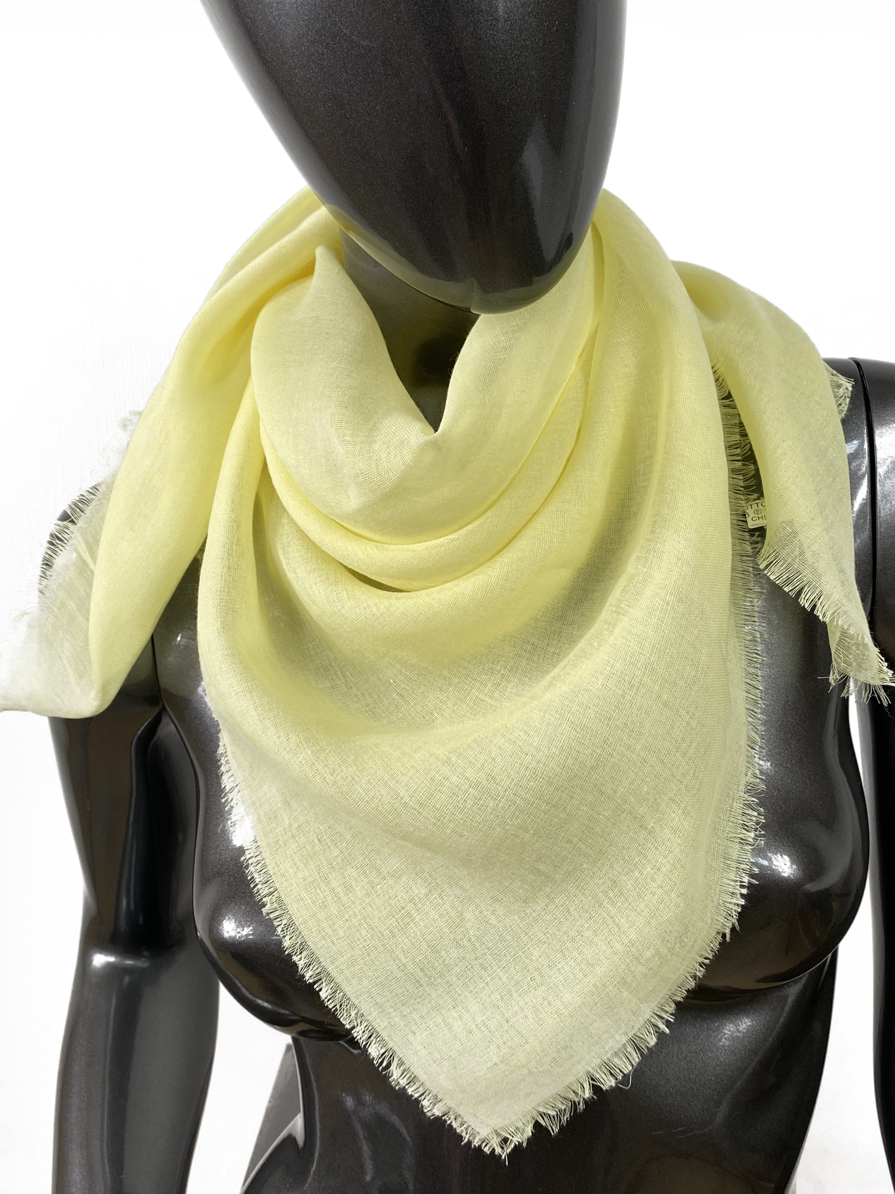 На фото 1 - Легкий однотонный платок-шарф , цвет мультицвет