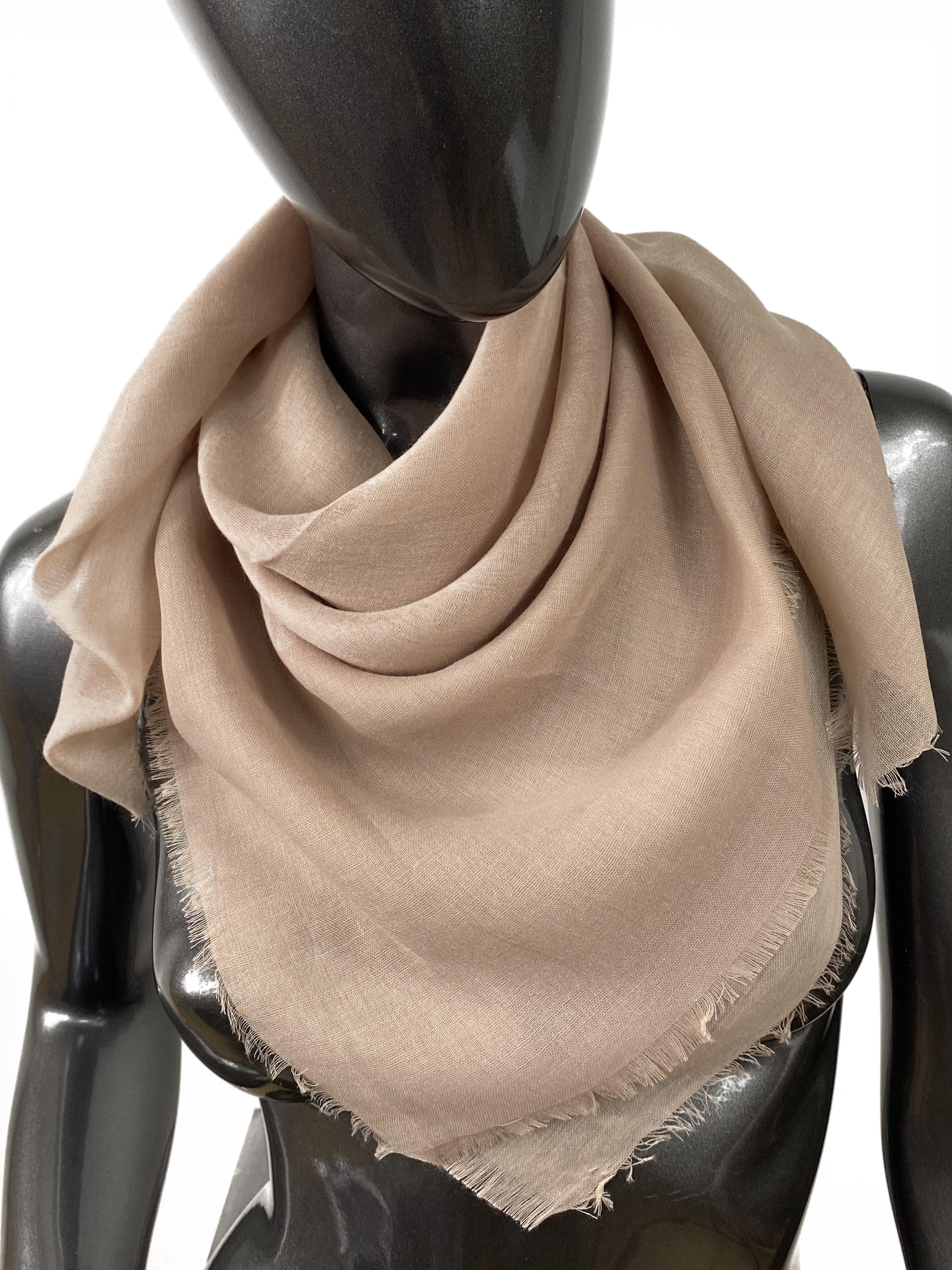 На фото 1 - Легкий однотонный платок-шарф с, цвет мультицвет