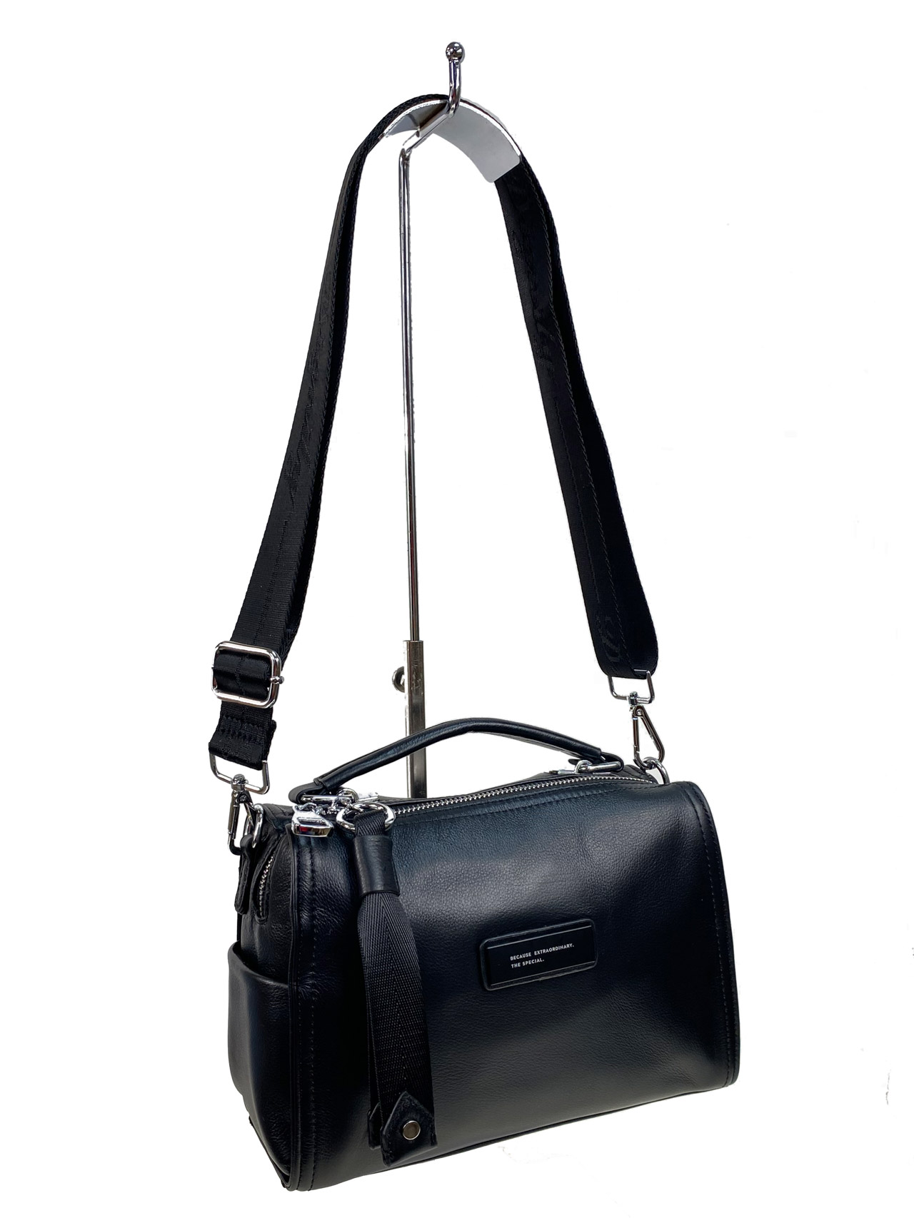На фото 1 - Женская сумка кросс боди из натуральной кожи, цвет черный