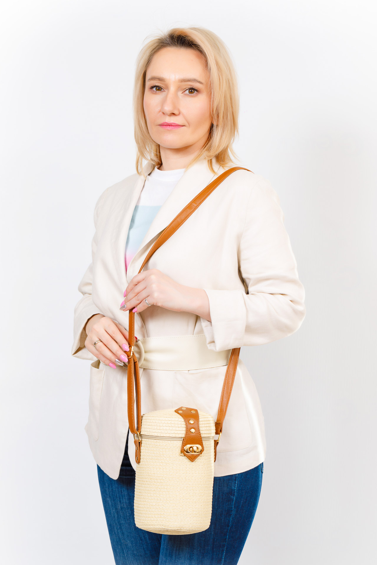На фото 5 - Плетеная сумка-ведерко из джута на длинном ремешке, цвет крафт