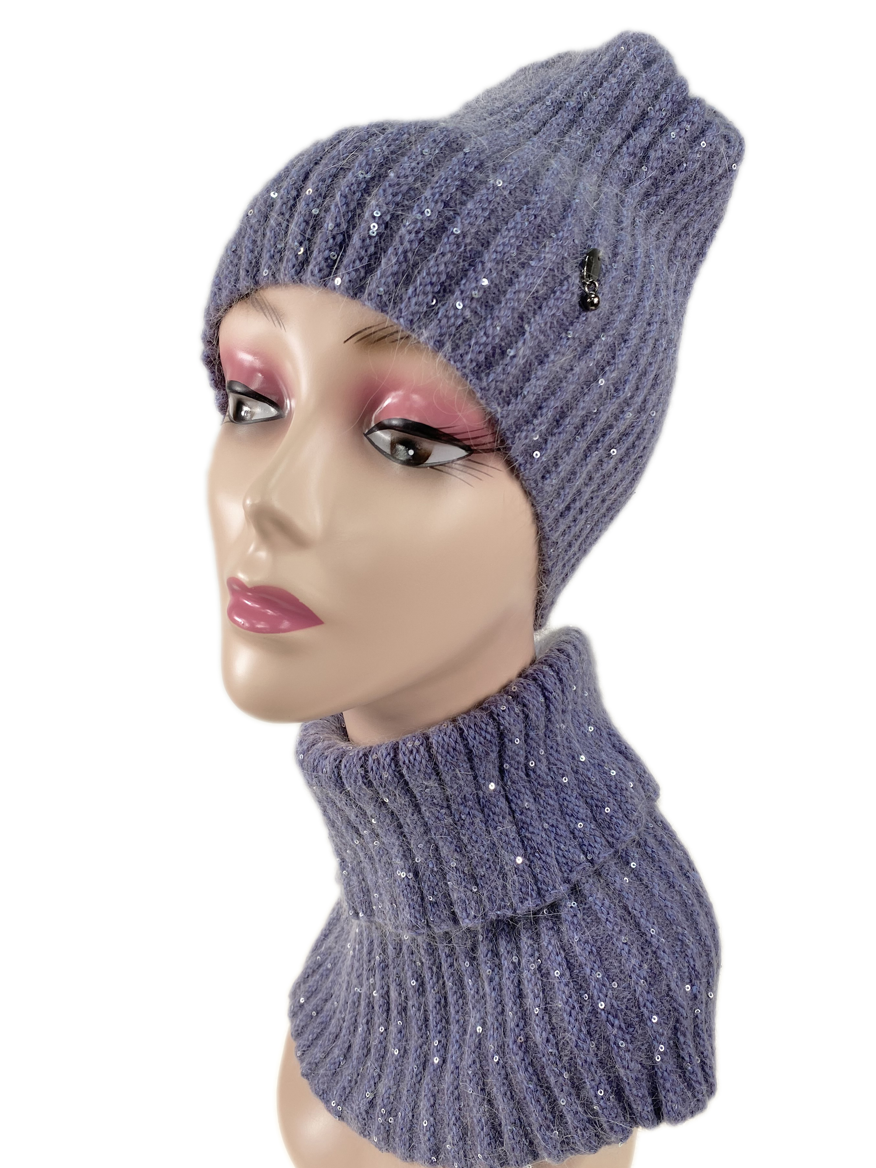 На фото 1 - Комплект шапка женская и манишка, цвет фиолетовый