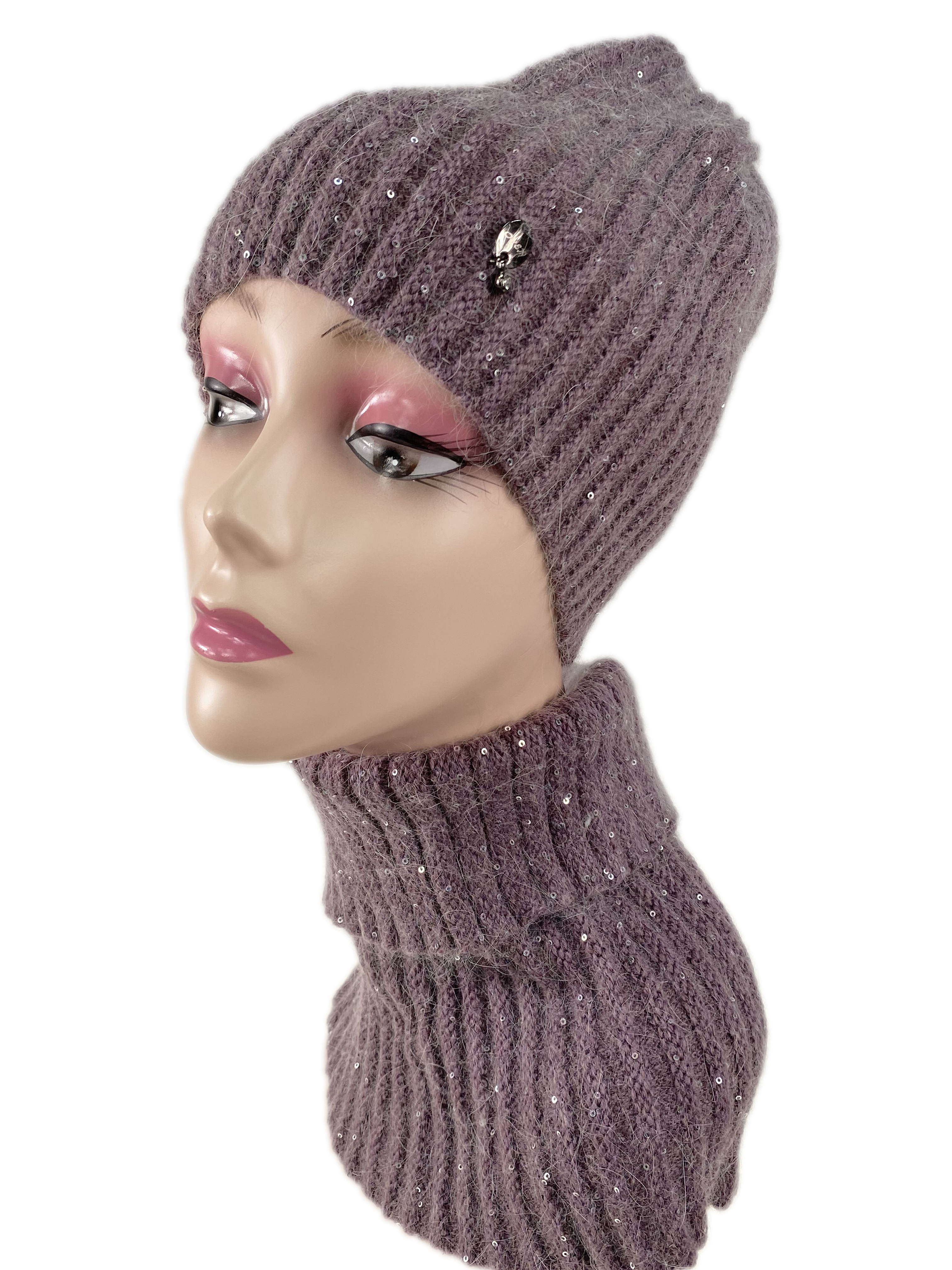 На фото 1 - Комплект шапка женская и манишка, цвет темно-пурпурный