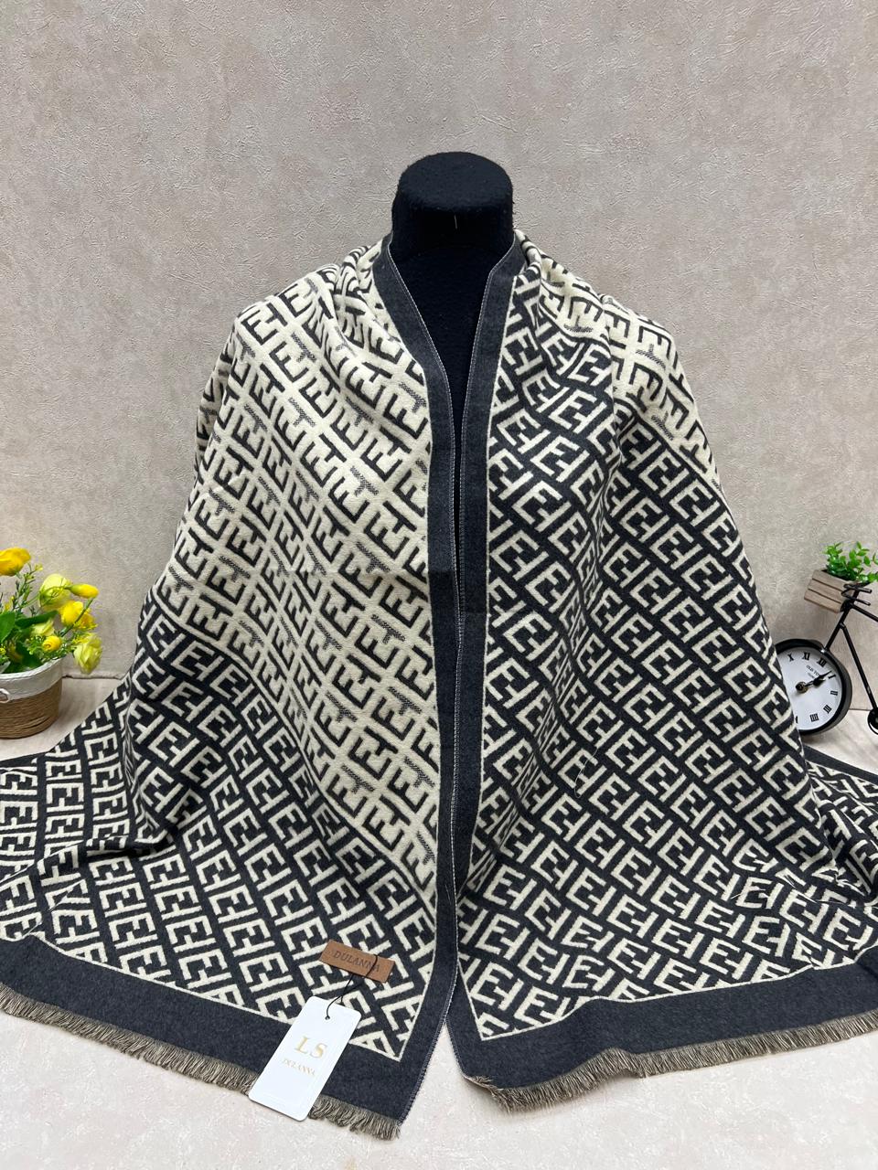 На фото 1 - Мягкий палантин из кашемира мультицвет