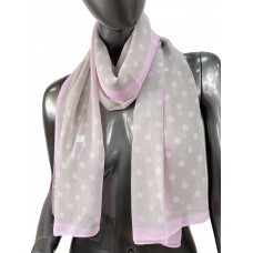 На фото 1 - Легкий палантин-шарф с принтом, цвет серый с фиолетовым