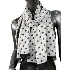 На фото 1 - Легкий палантин-шарф с принтом, цвет белый с черным
