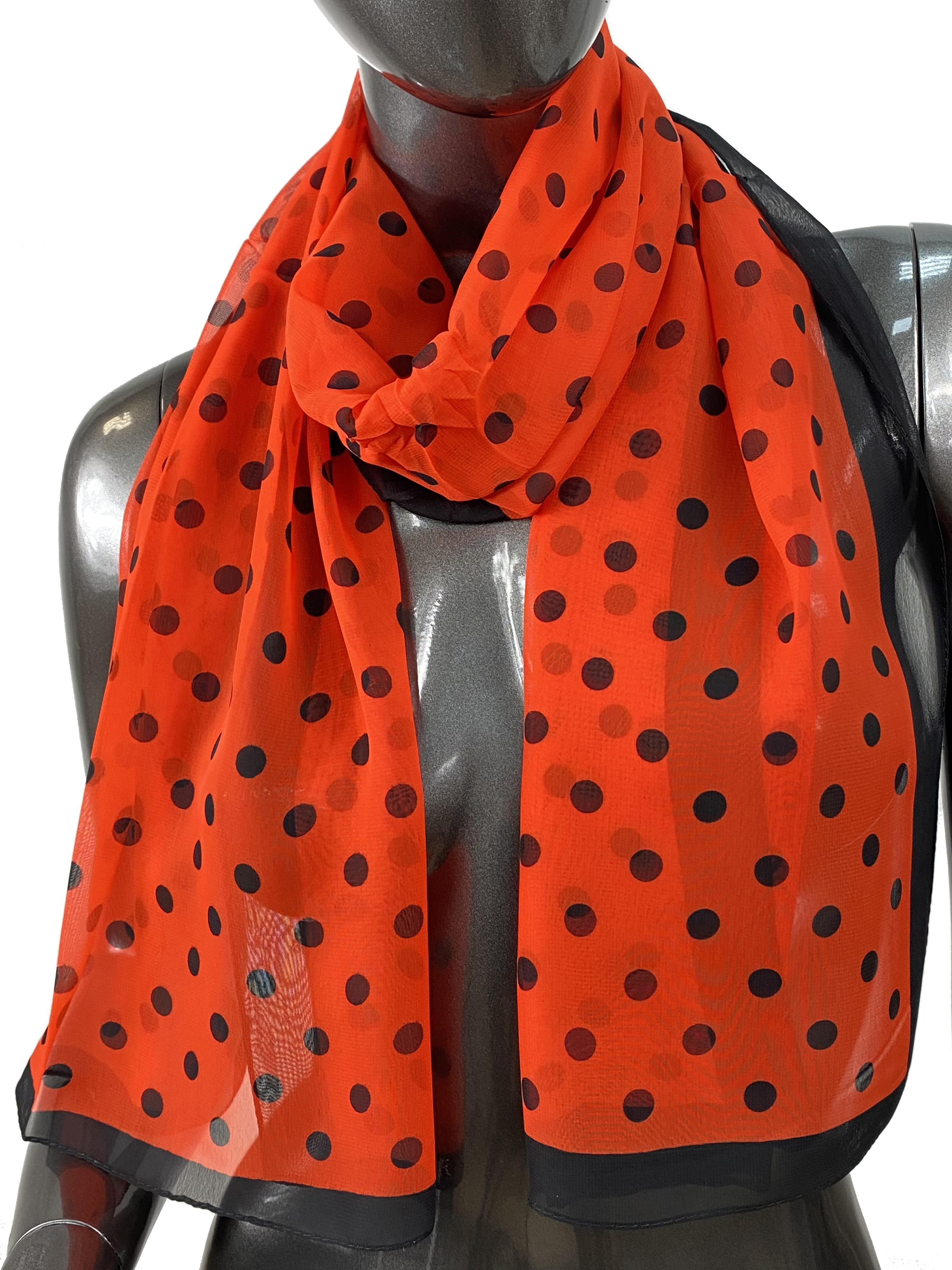 На фото 1 - Легкий палантин-шарф с принтом, цвет красный с черным