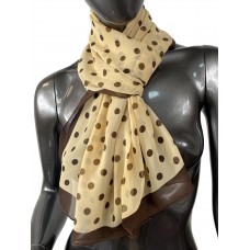 На фото 1 - Легкий палантин-шарф с принтом, цвет коричневый