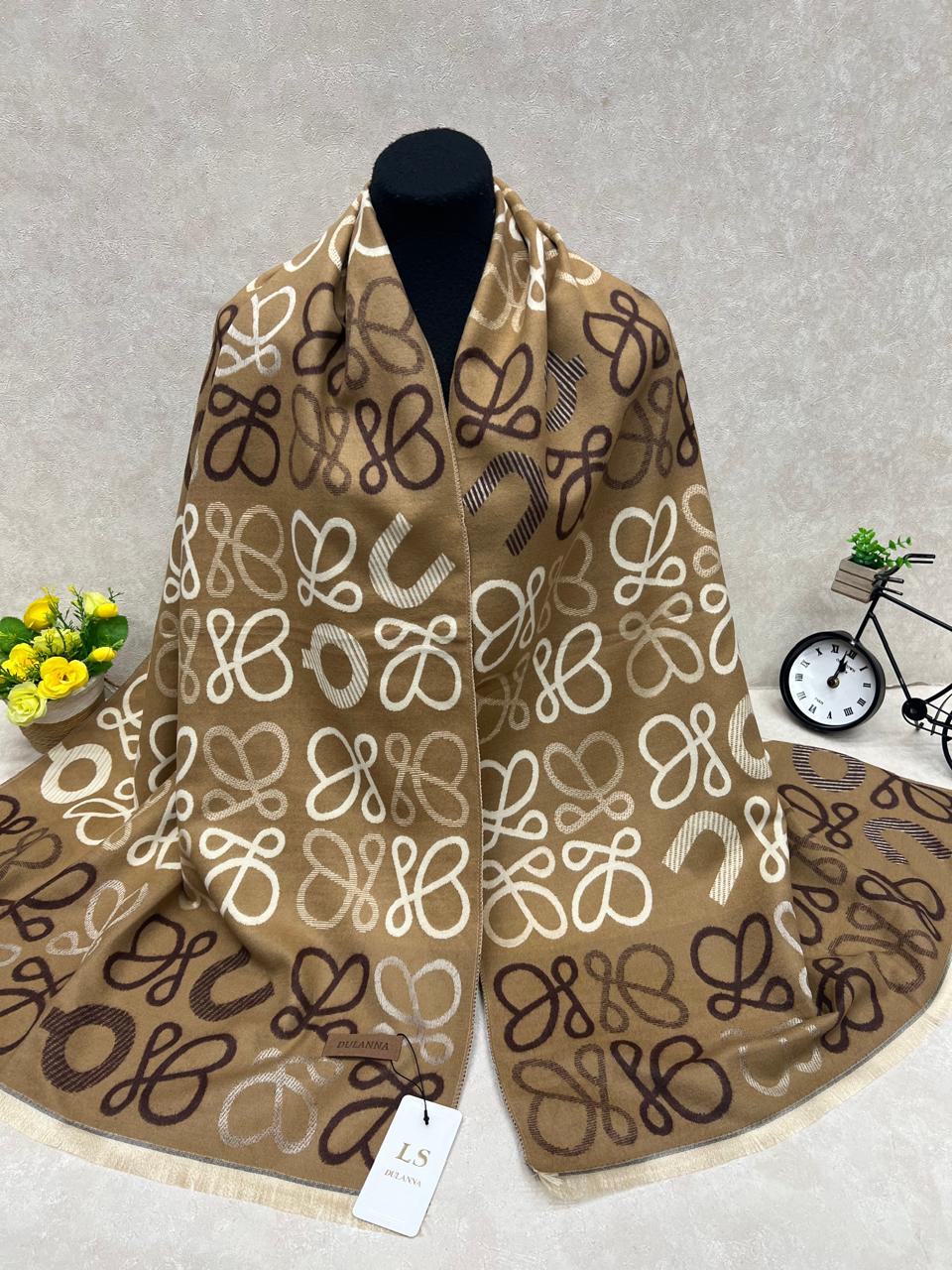 На фото 1 - Мягкий палантин из кашемира мультицвет