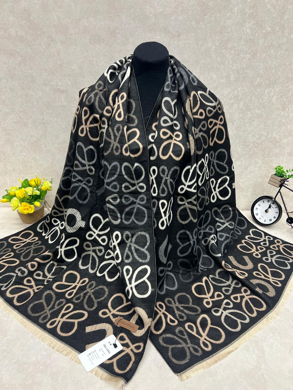 На фото 1 - Мягкий палантин из кашемира мультицвет