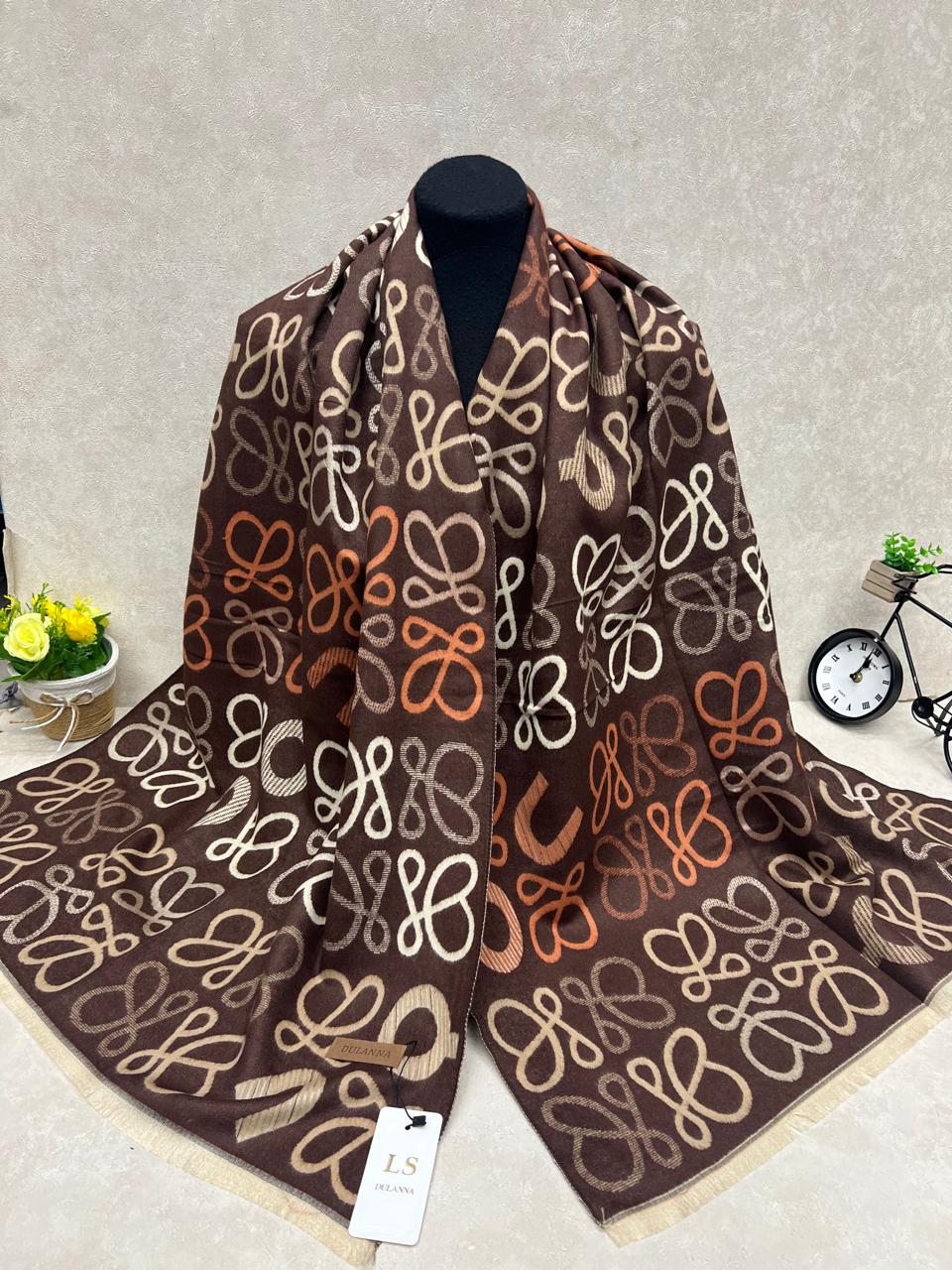 На фото 1 - Мягкий палантин из кашемира мультицвет