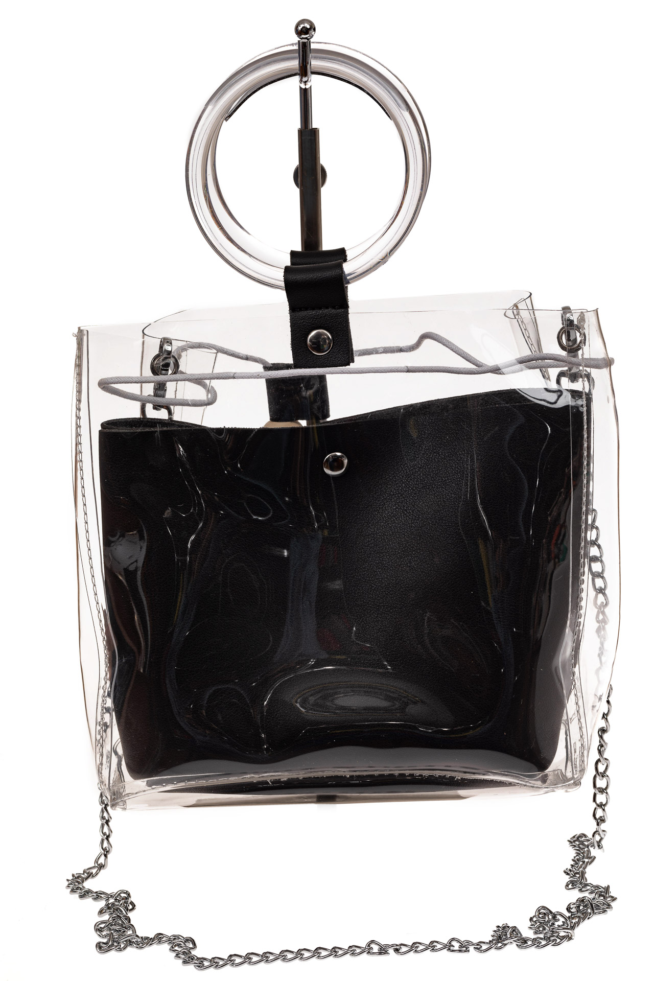 На фото 2 - Уникальная ring-bag из винила и эко-кожи, цвет черный