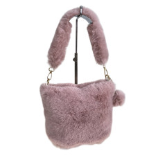 На фото 1 - Женская сумка из искусственного меха, цвет пудра