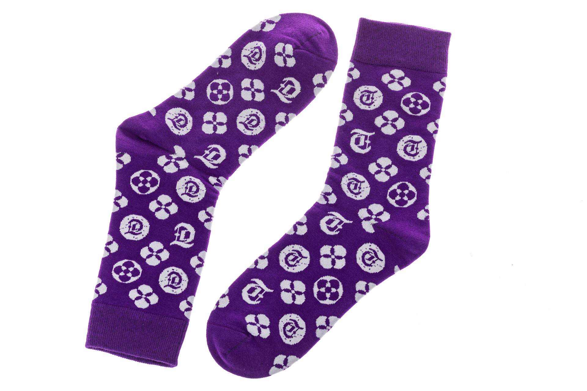 На фото 2 - Женские носки с иконками, основной цвет фиолетовый