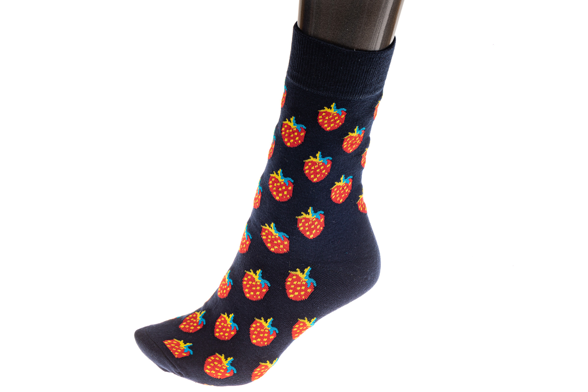На фото 1 - Хлопоковые женские носки с принтом, цвет черный с клубникой