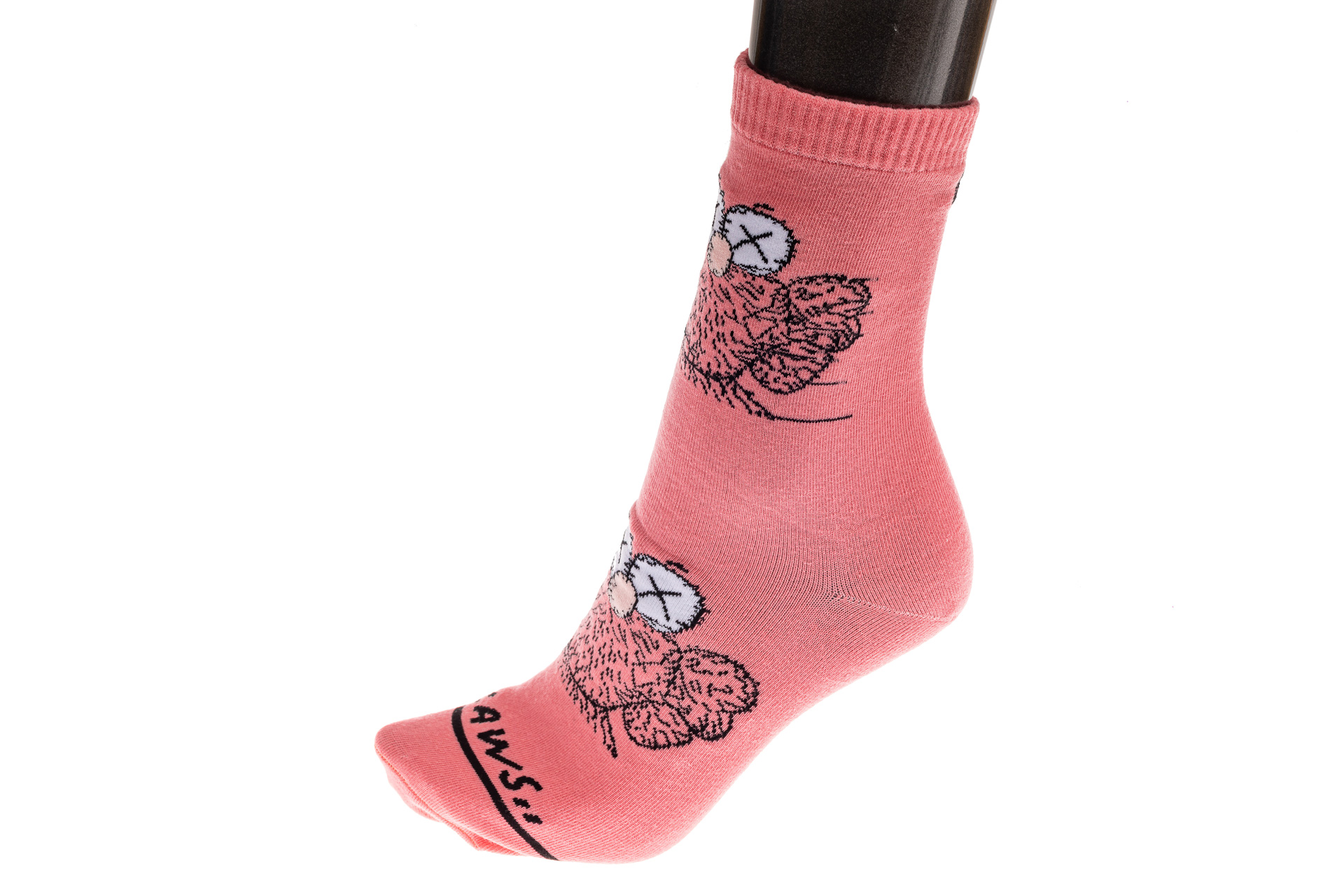 На фото 1 - Хлопковые носки с принтом трендового персонажа, цвет розовый