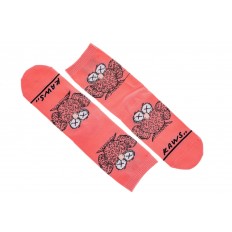 На фото 2 - Хлопковые носки с принтом трендового персонажа, цвет розовый