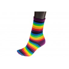 На фото 1 - Яркие подростковые женские носки с принтом радуга, основной цвет фиолетовый
