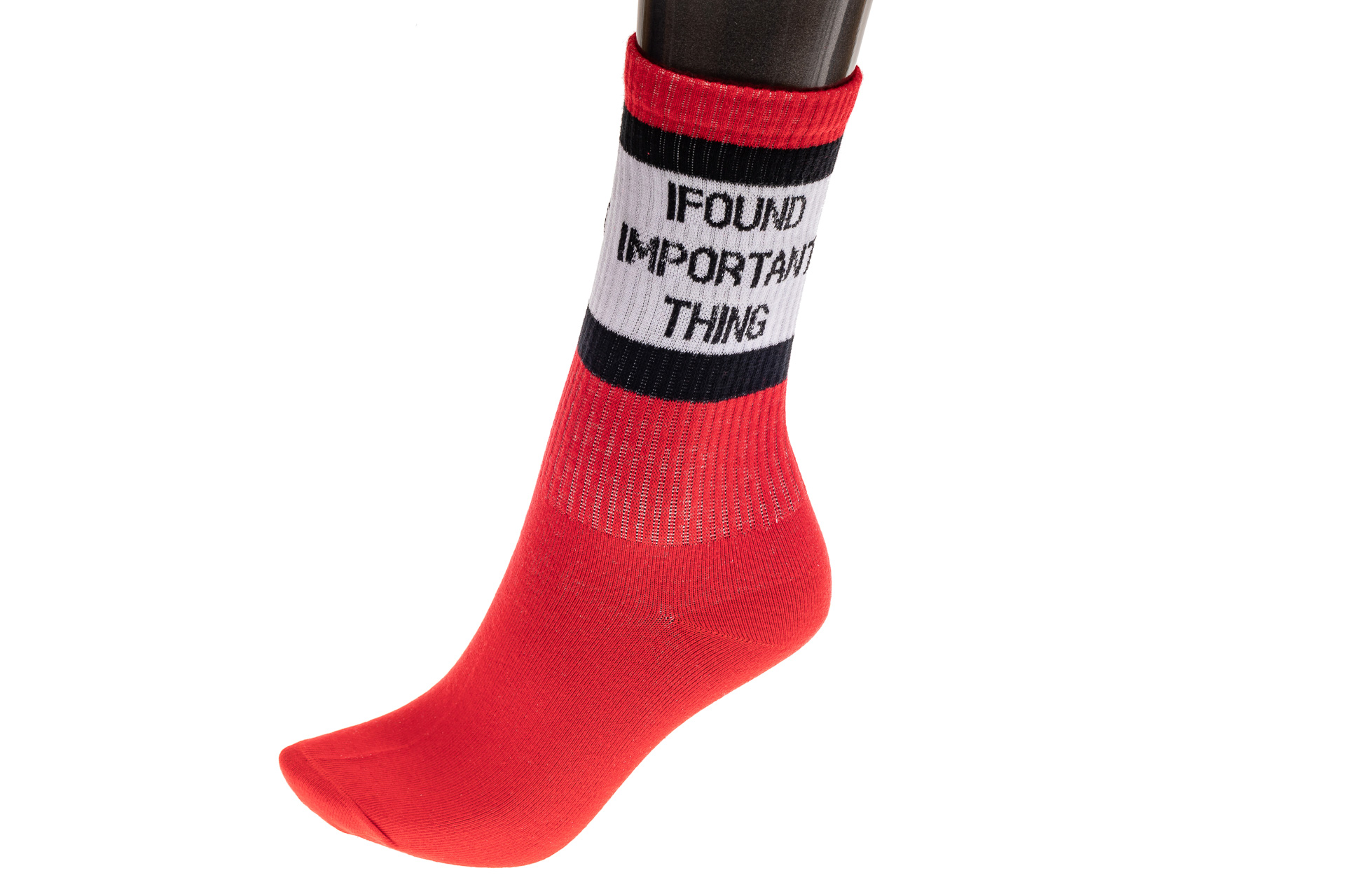 На фото 1 - Женские носки с надписью, основной цвет красный