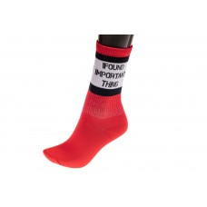 На фото 1 - Женские носки с надписью, основной цвет красный