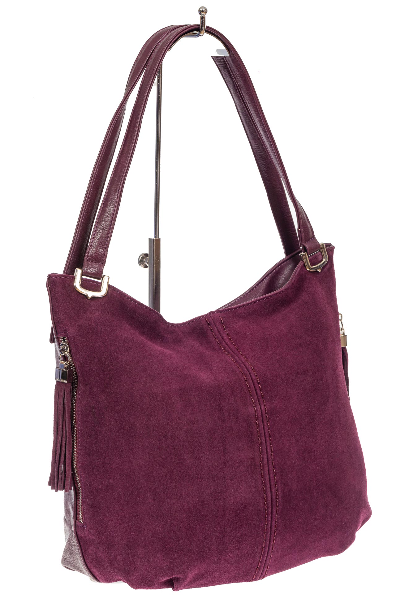 На фото 1 - Женская сумка из комбинированных материалов с подвесками, цвет баклажан
