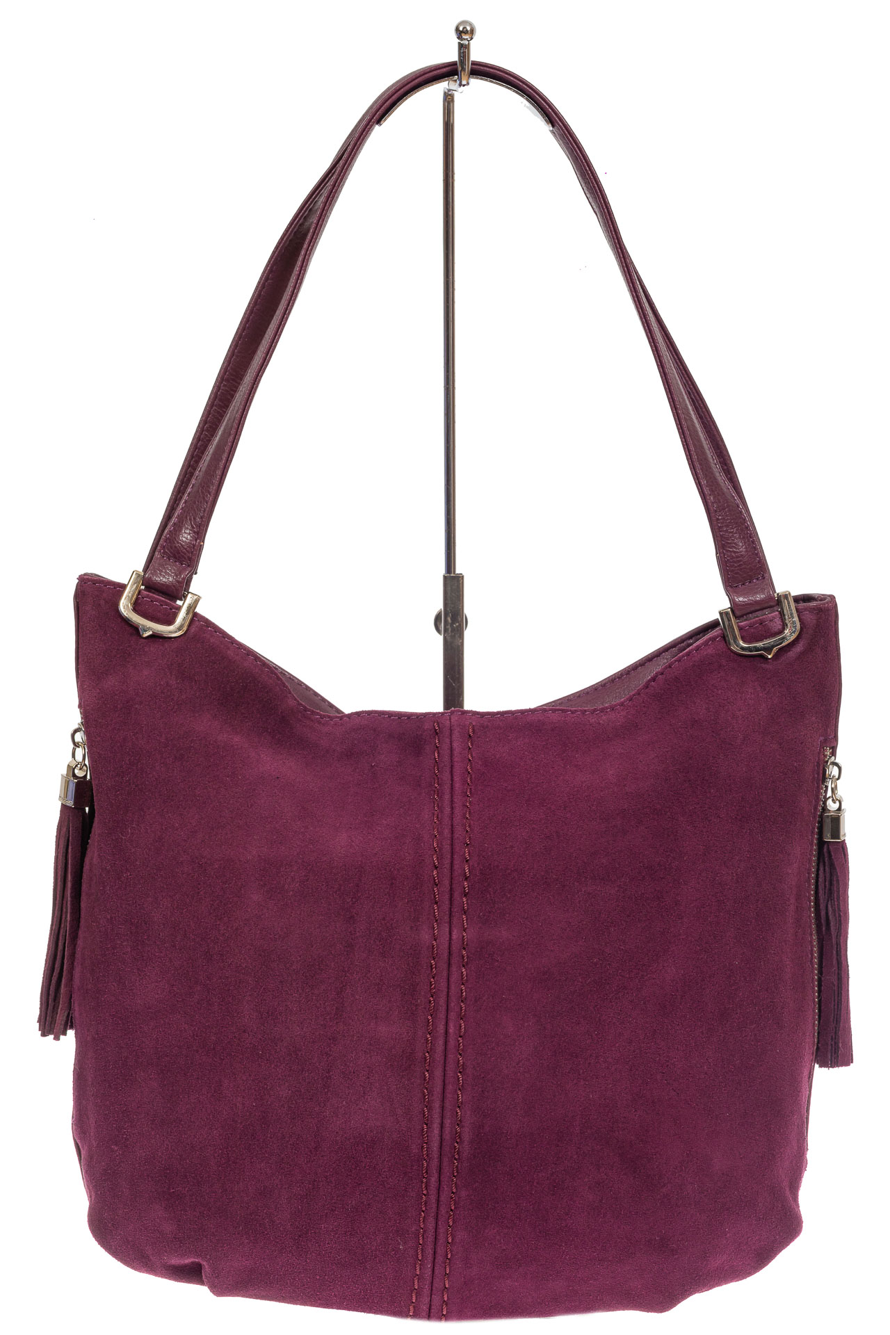 На фото 2 - Женская сумка из комбинированных материалов с подвесками, цвет баклажан