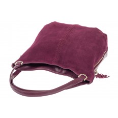 На фото 4 - Женская сумка из комбинированных материалов с подвесками, цвет баклажан