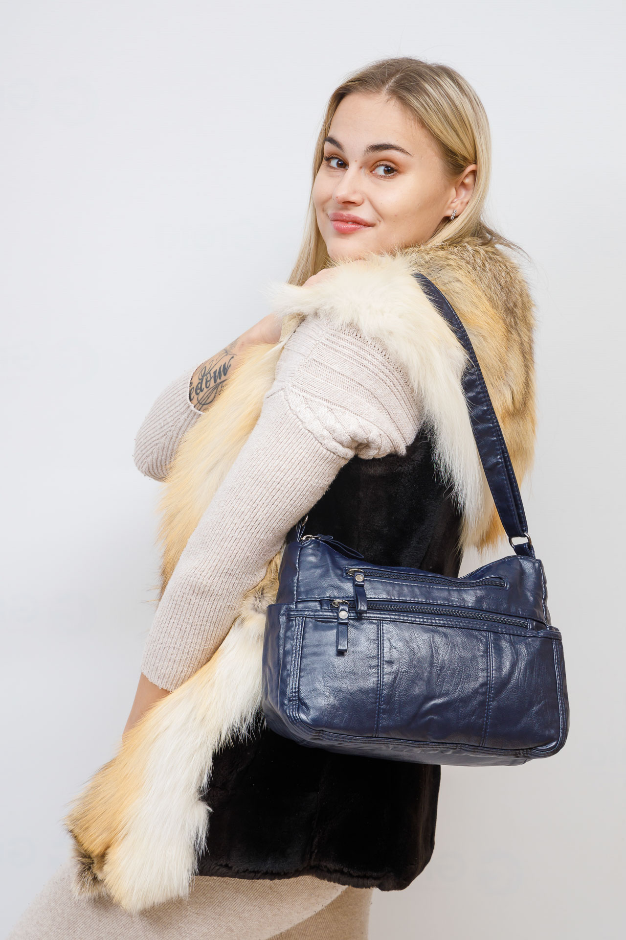 На фото 2 -  Женская классическая сумка из искусственной кожи, цвет синий