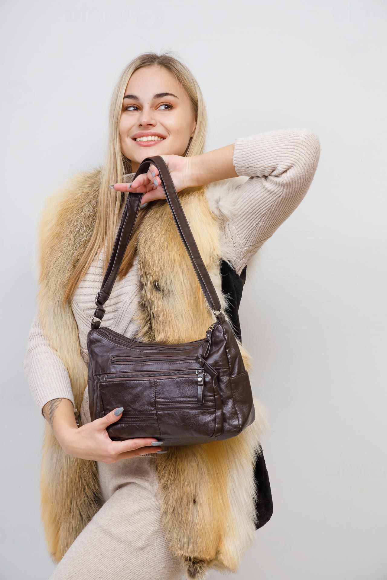 На фото 1 -  Женская классическая сумка из искусственной кожи, цвет шоколад