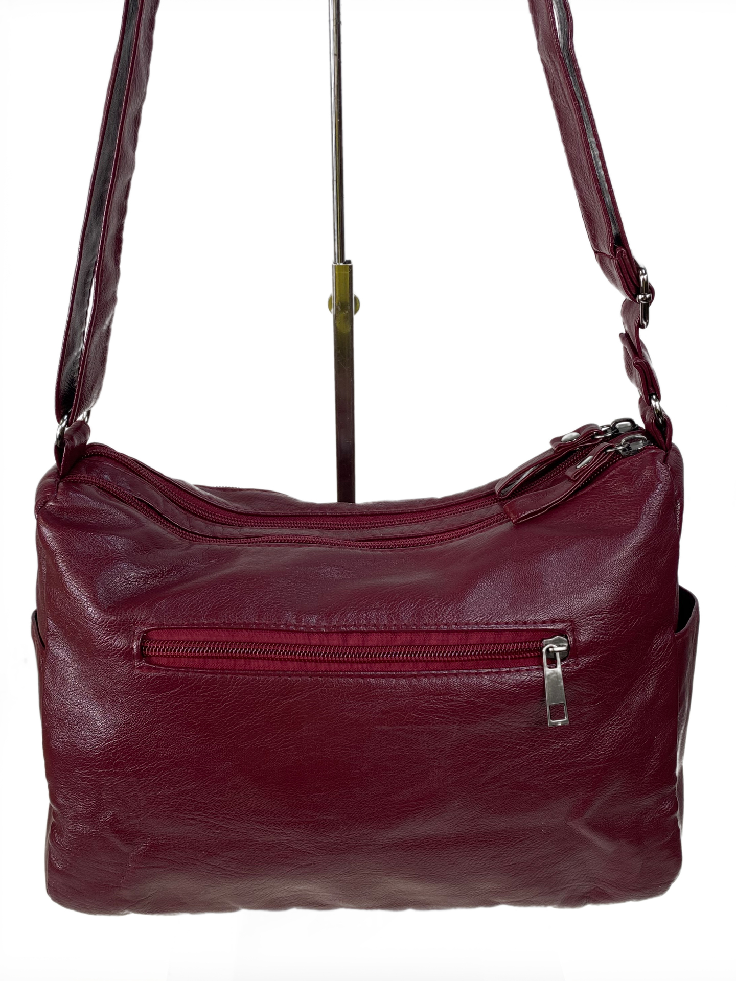 На фото 2 - Женская сумка из искусственной кожи цвет бордово красный