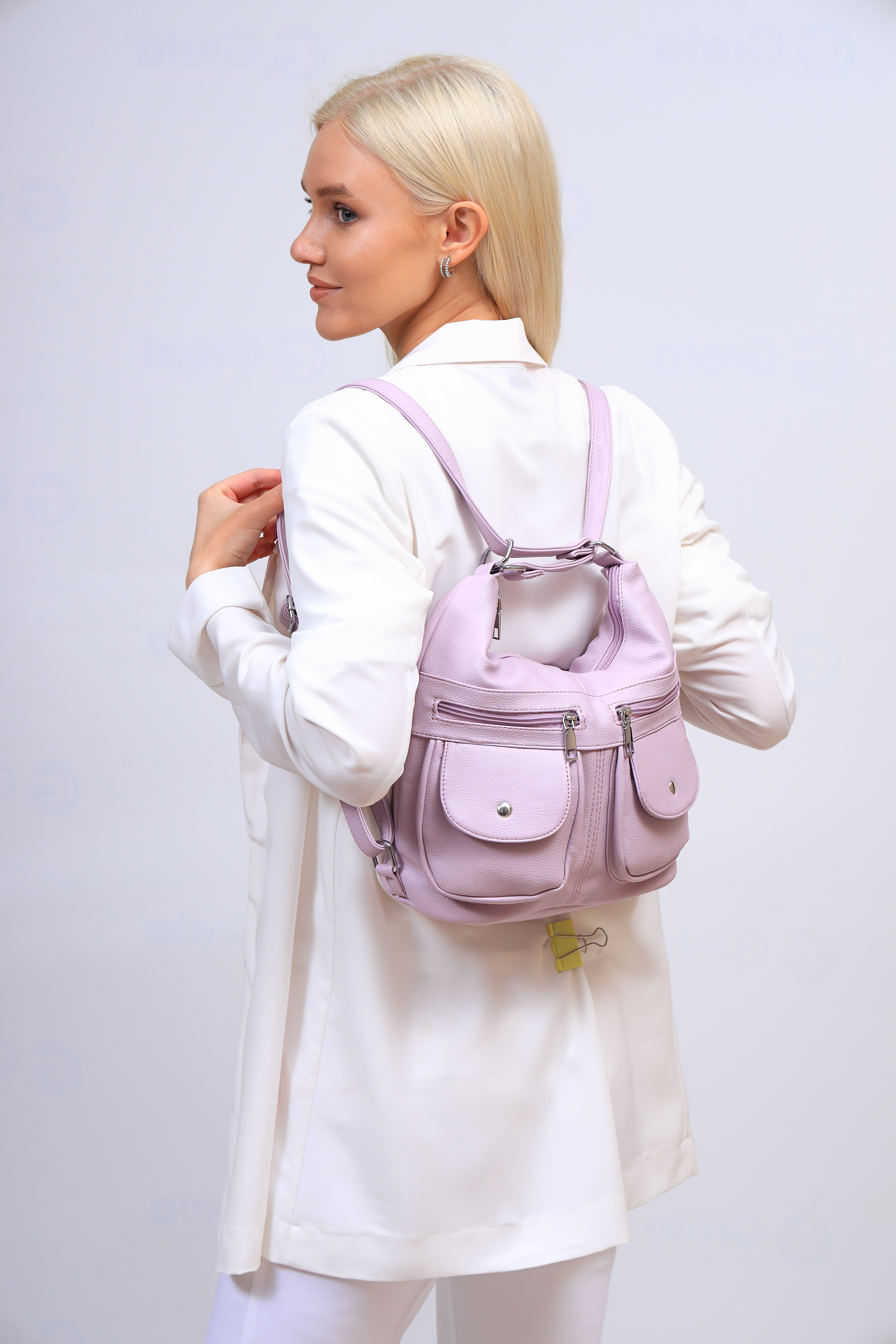 На фото 1 - Женская сумка хобо из искусственной кожи, цвет сирень