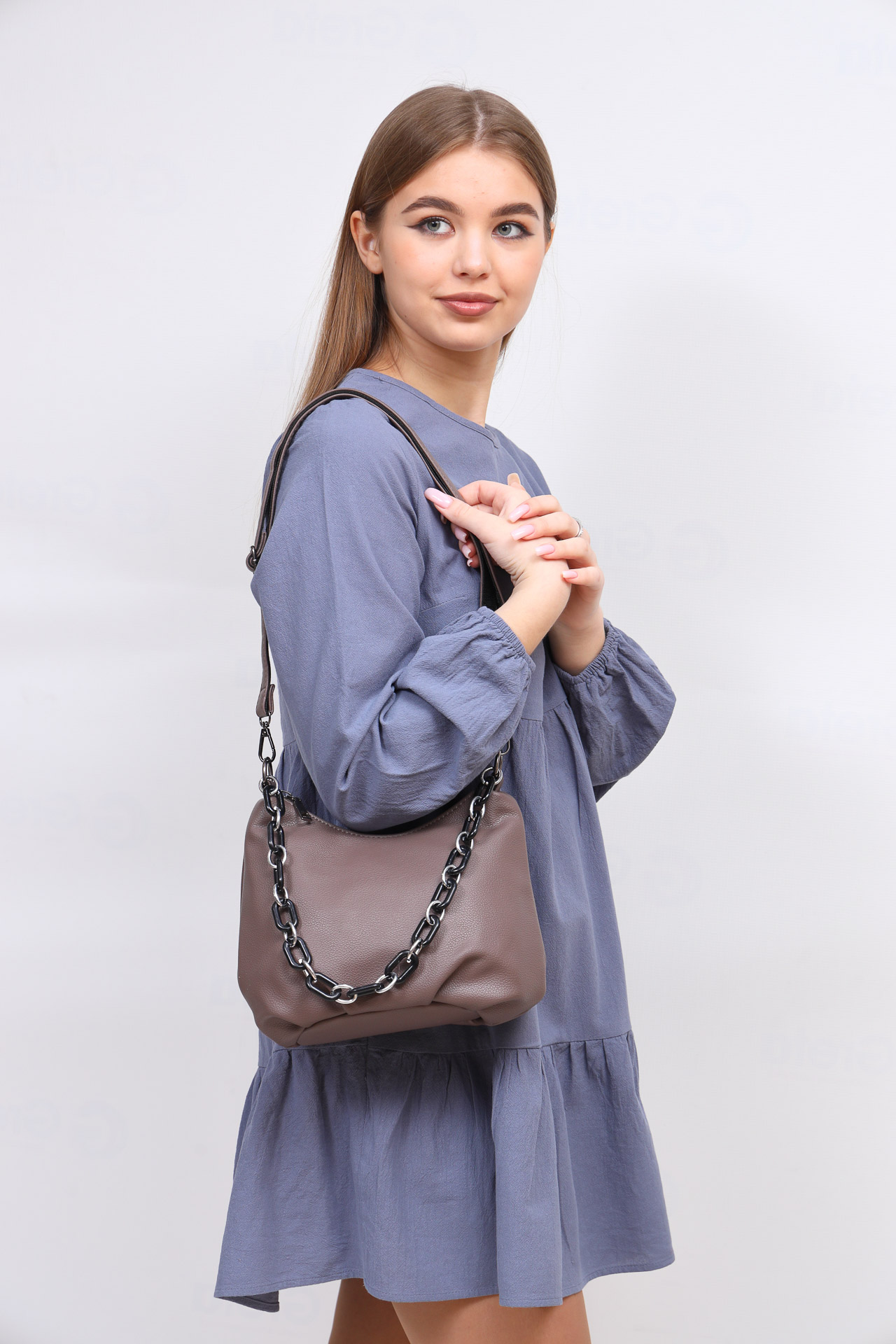На фото 1 - Женская сумка из искусственной кожи, цвет  бежево-коричневый
