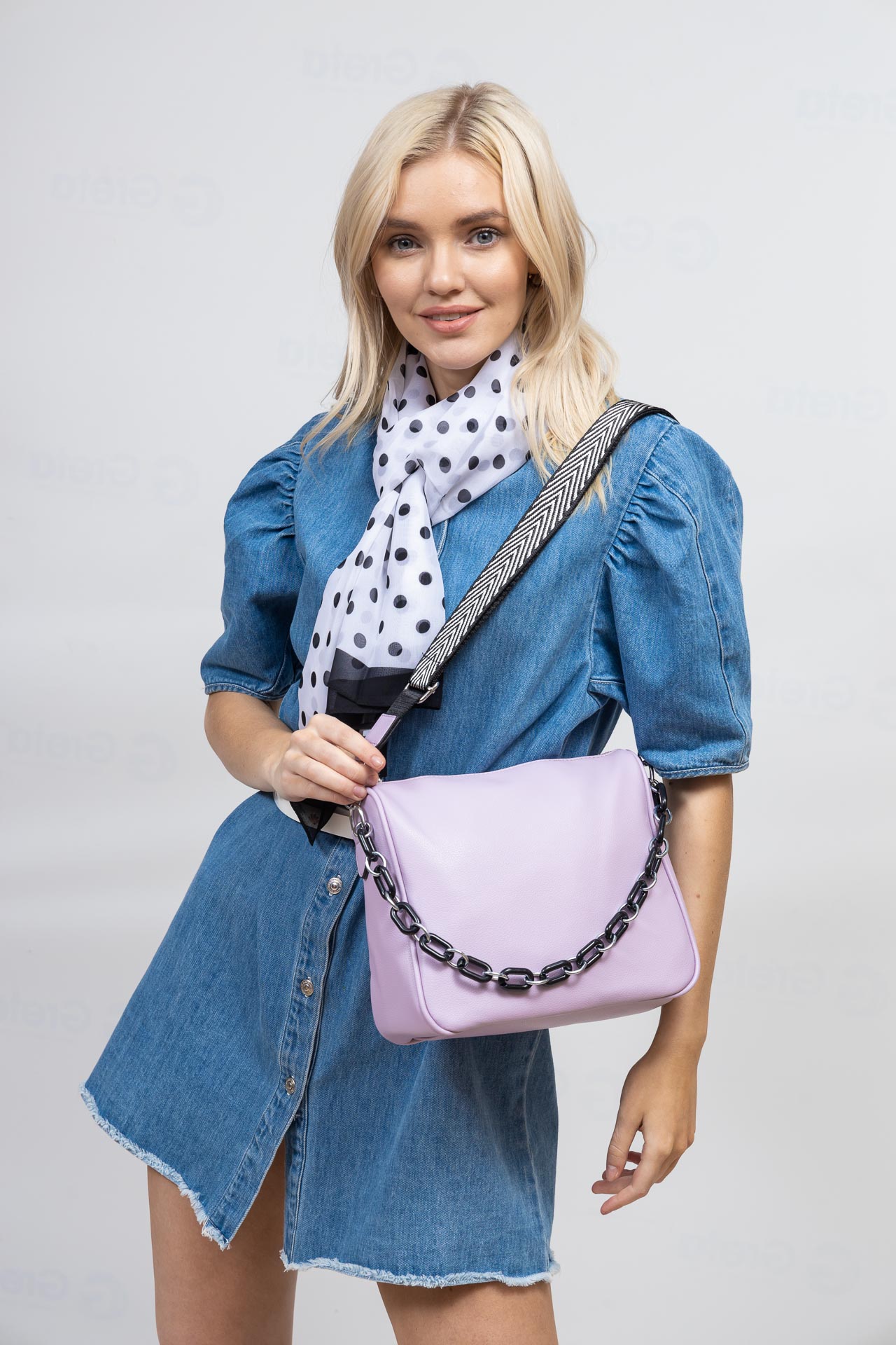 На фото 1 - Женская сумка из искусственной кожи, цвет фиолетовый