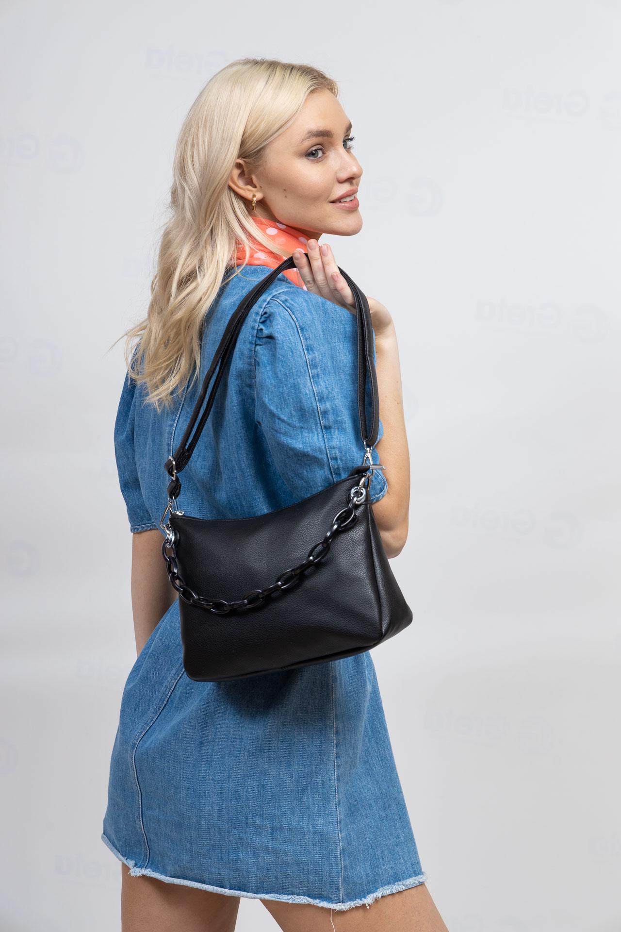 На фото 1 - Женская сумка кросс-боди из искусственной кожи, цвет  черный