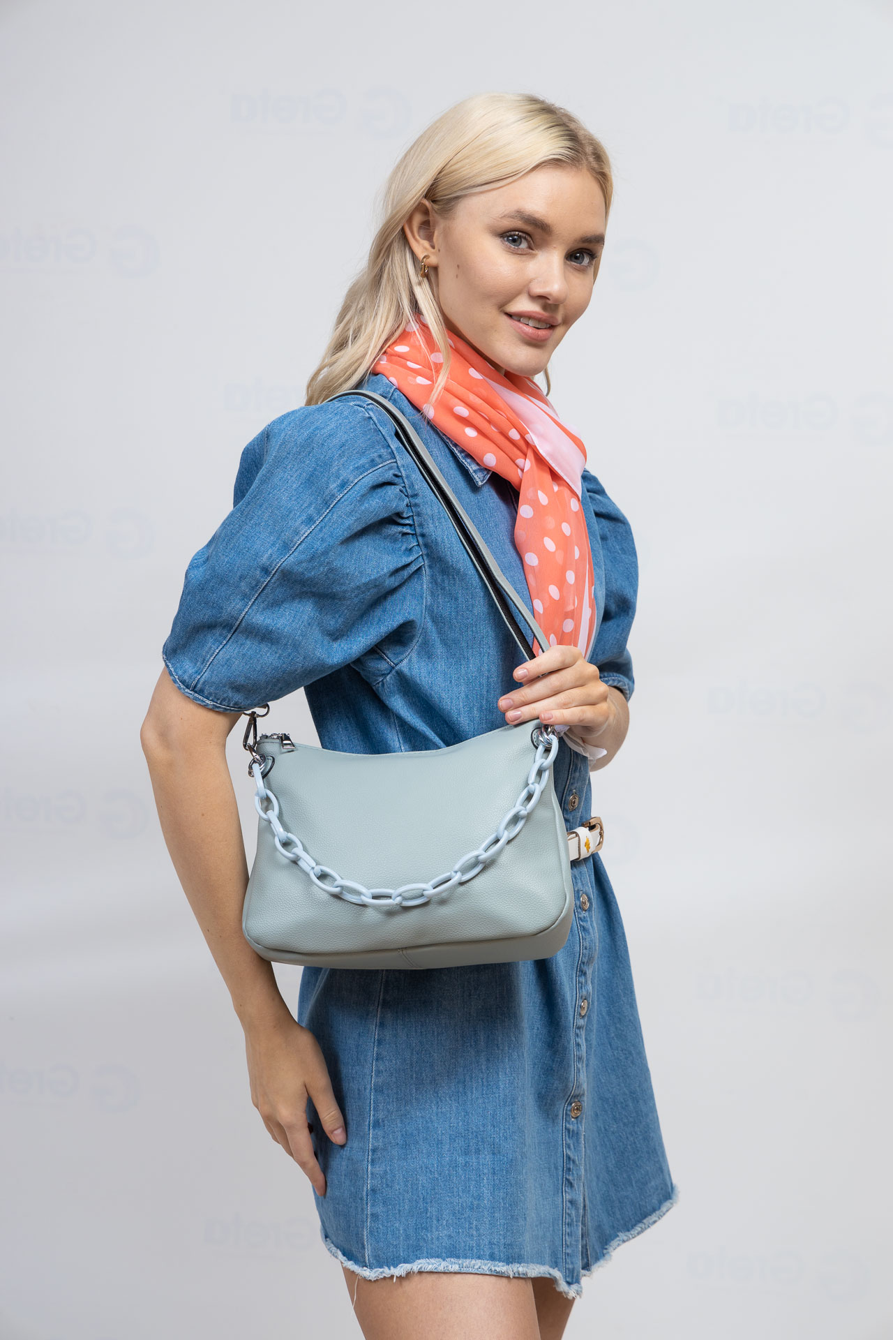 На фото 1 - Женская сумка кросс-боди из искусственной кожи, цвет голубой