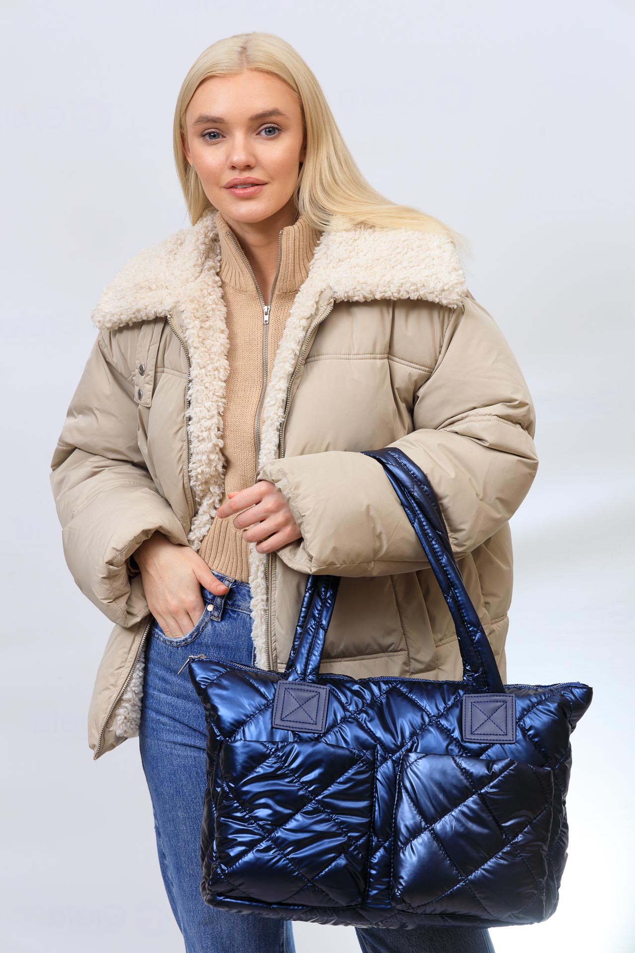 На фото 1 - Женская сумка-шоппер из водооталкивающей ткани, цвет синий металлик